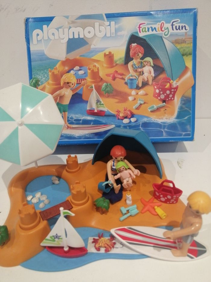Famille playmobil à la plage