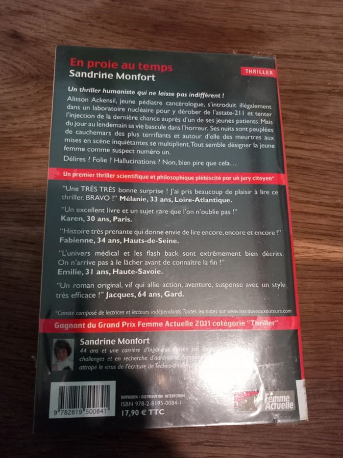 Livre en proie au temps - photo numéro 2