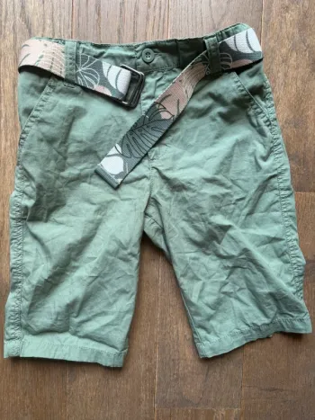 Short kaki 6 ans avec ceinture parfait état