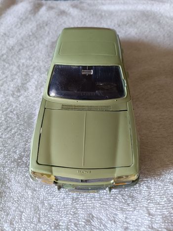 Belle Peugeot 504 ancienne fabriquée en France