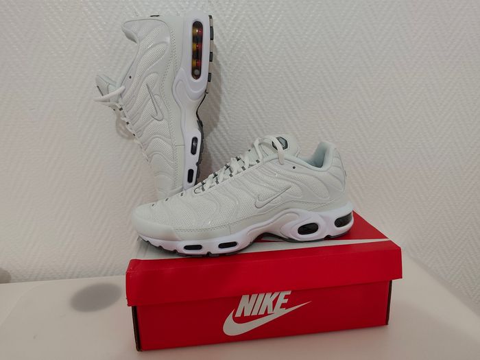 Nike air Max plus taille 43 Neuf avec étiquettes et emballage. - photo numéro 3