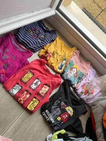 Lot de sept. T-shirts manches longues taille huit ans.