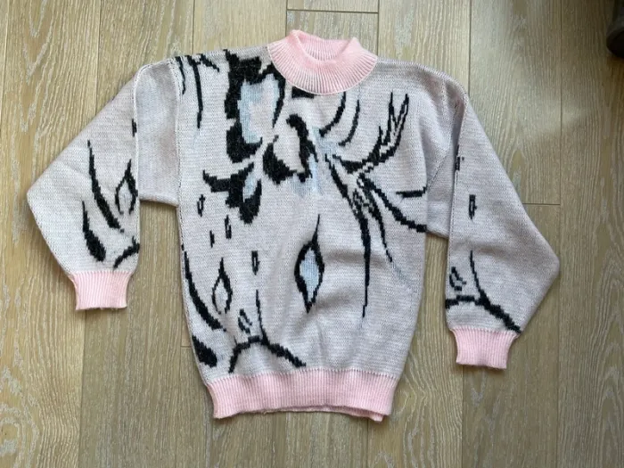 Pull en laine synthétique rose avec motifs