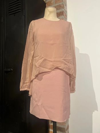 Magnifique robe  transparents au bras . Neuve