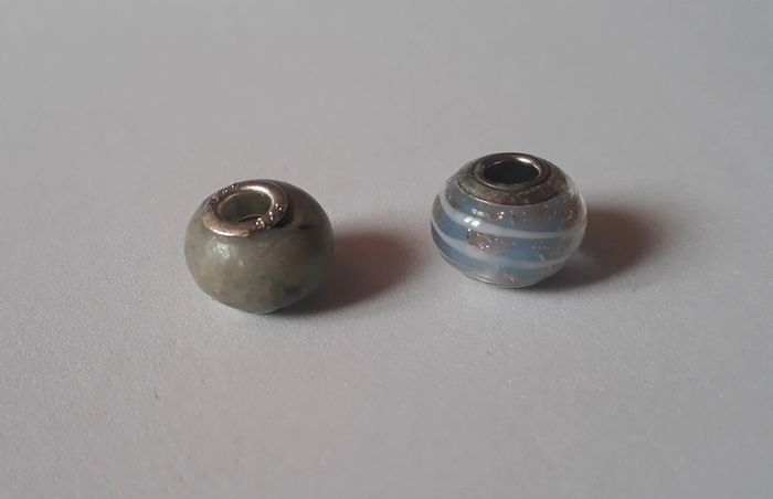 Charms perles grise et bleu pailleté