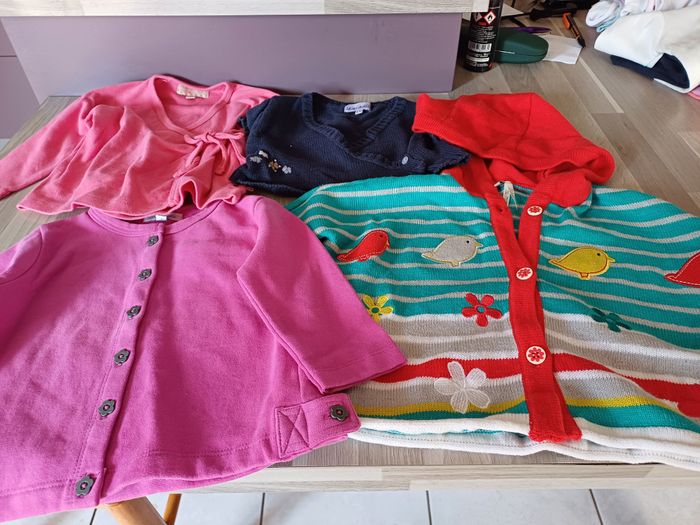 2 boléros et 2 gilets filles Taille 6 mois
