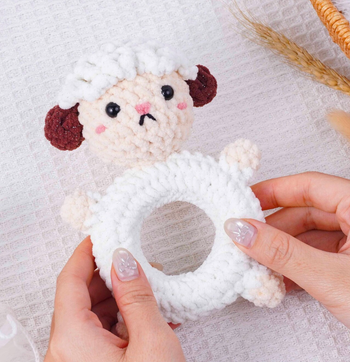 🐑 Hochet Mouton au crochet – Fait main avec amour 🧶🤍
