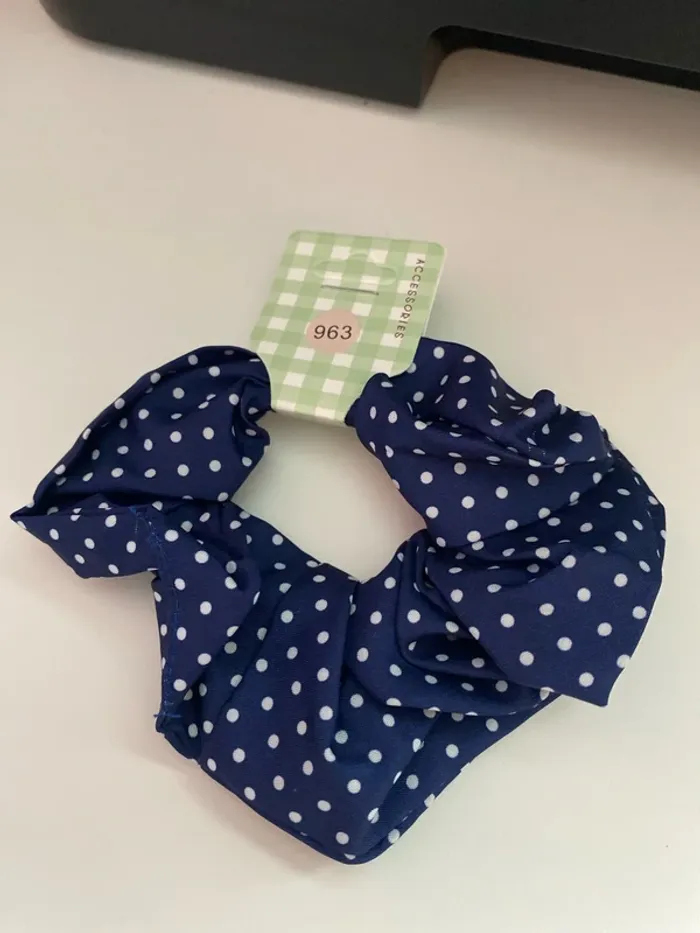 Chouchou bleu marine à pois blanc