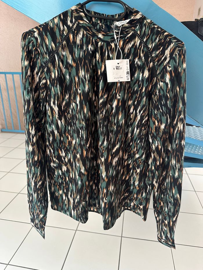 blouse / haut manches longues ONLY imprimé sauvage taille 34 NEUF