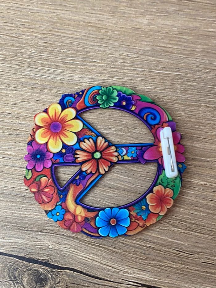 Broche peace and love acrylique - photo numéro 3
