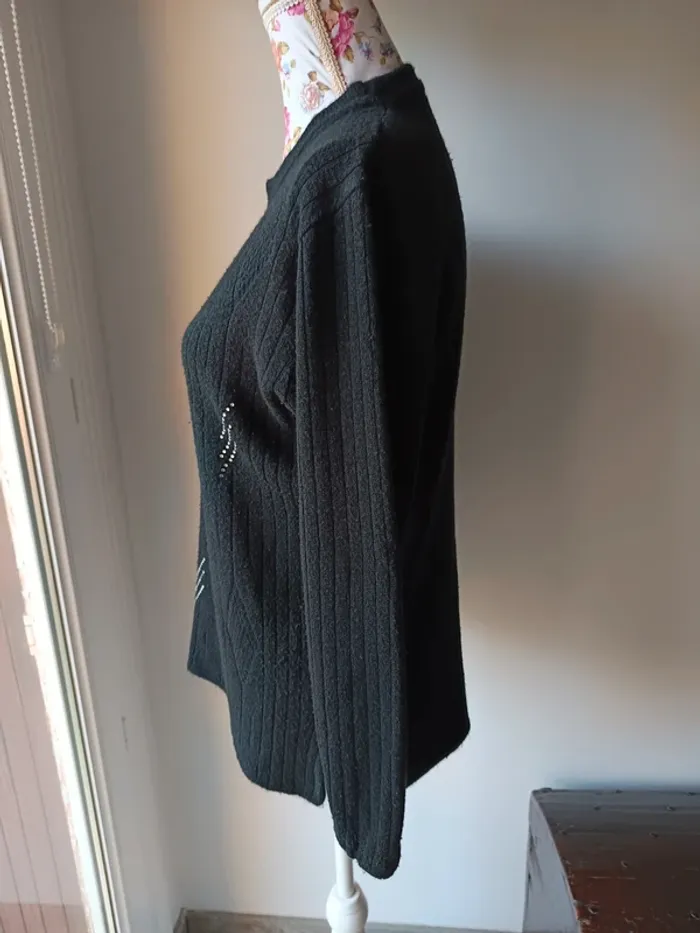 Pull noir avec strass - photo numéro 2