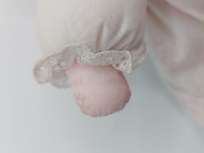 Peluche ancien doudou poupée tissu 35 cm robe fleur barrette papillon vintage ETAT MOYEN - photo numéro 5