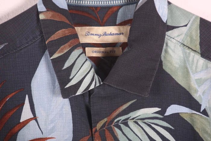 Superbe chemisette Tommy Bahamas en soie motif feuillages et fleurs des îles (#240208) - photo numéro 3