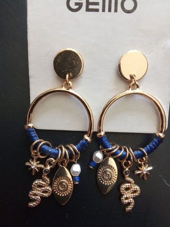 Paire de boucles d'oreilles fantaisie bleu, doré, motif marque gémi, neuves