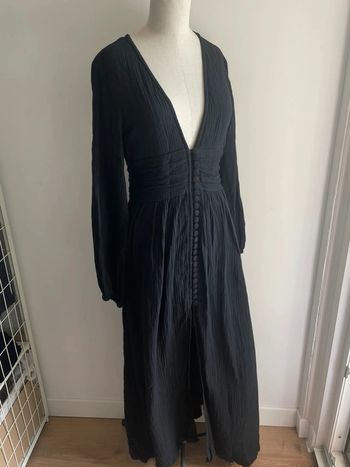 Robe longue fluide en gaze de coton noire signée Cinta Bali.
