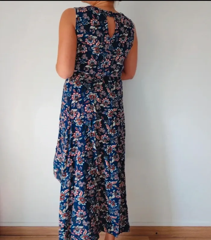 Robe d'été longue
Coupe asymétrique 
Couleur bleu marine à fleurs 
Taille 40 - photo numéro 4