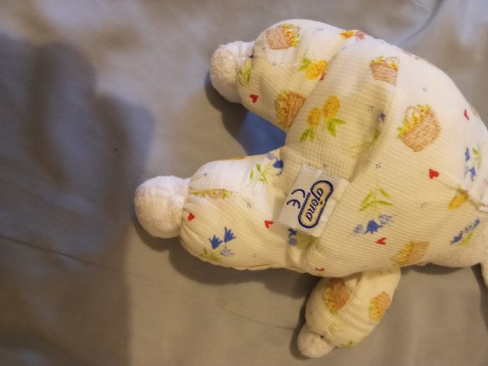 doudou peluche Ajena lapin blanc crème vintage ancien posture debout marque Ajena nez brodé fil roses yeux noirs durs plastique tissu chiffon fleuri floral fleurs - photo numéro 4