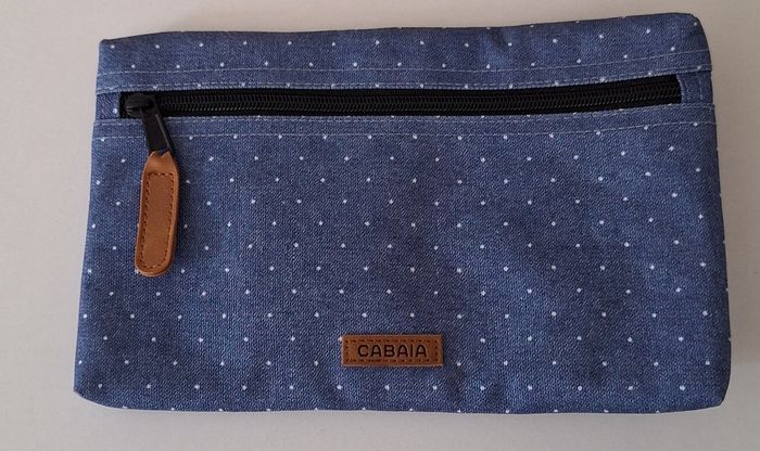 Pochette zippée bleu ciel à pois blancs Cabaïa