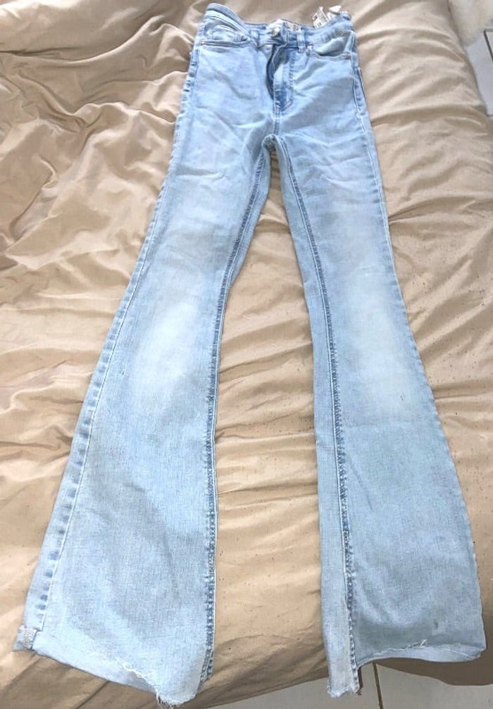 Jean flare bleu clair stradivarius 32