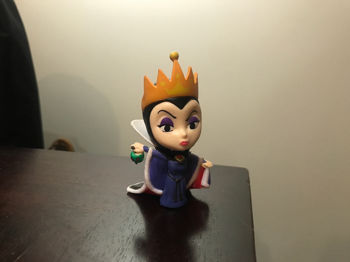 Figurine reine princesse blanche neige