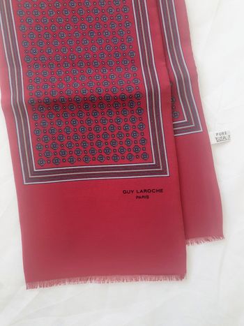 Etole foulard écharpe en soie Guy LAROCHE Paris