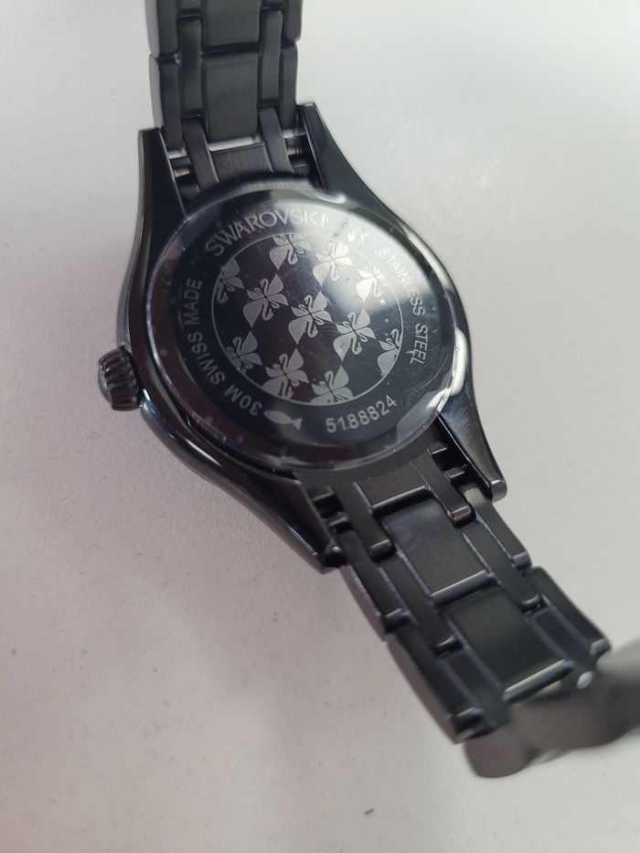 Vends montre femme swarovski alegria quartz neuve (5188824) fabriquée en suisse en acier inoxydable. 
Boitier 33 mm, vendez due avec 2 mailles supplémentaires et garantie - photo numéro 5