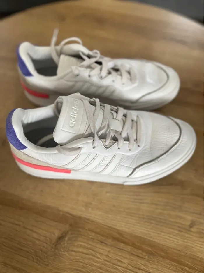 Baskets Adidas blanches avec détails colorés – Pointure 40 - photo numéro 2