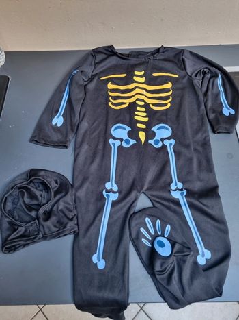Déguisement noir avec squelette bleu et jaune