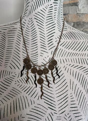 Jolie collier coloris cuivré avec breloques petite pièce