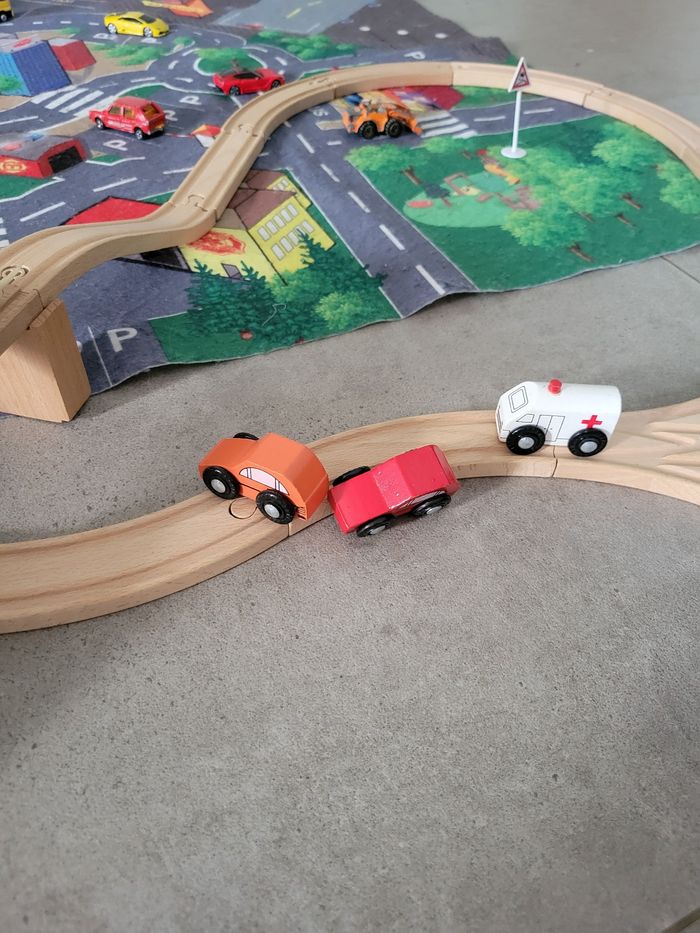 Circuit train et garage bois - photo numéro 5