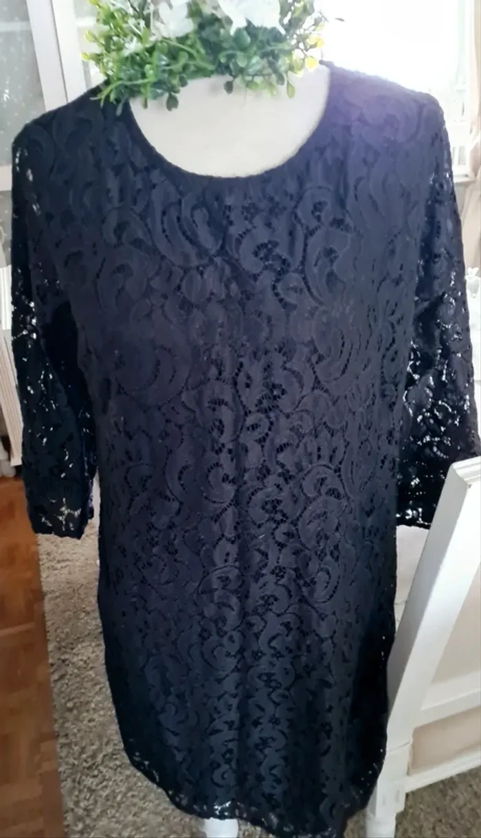 Robe noire dentelle Taille 42/44 Neuve