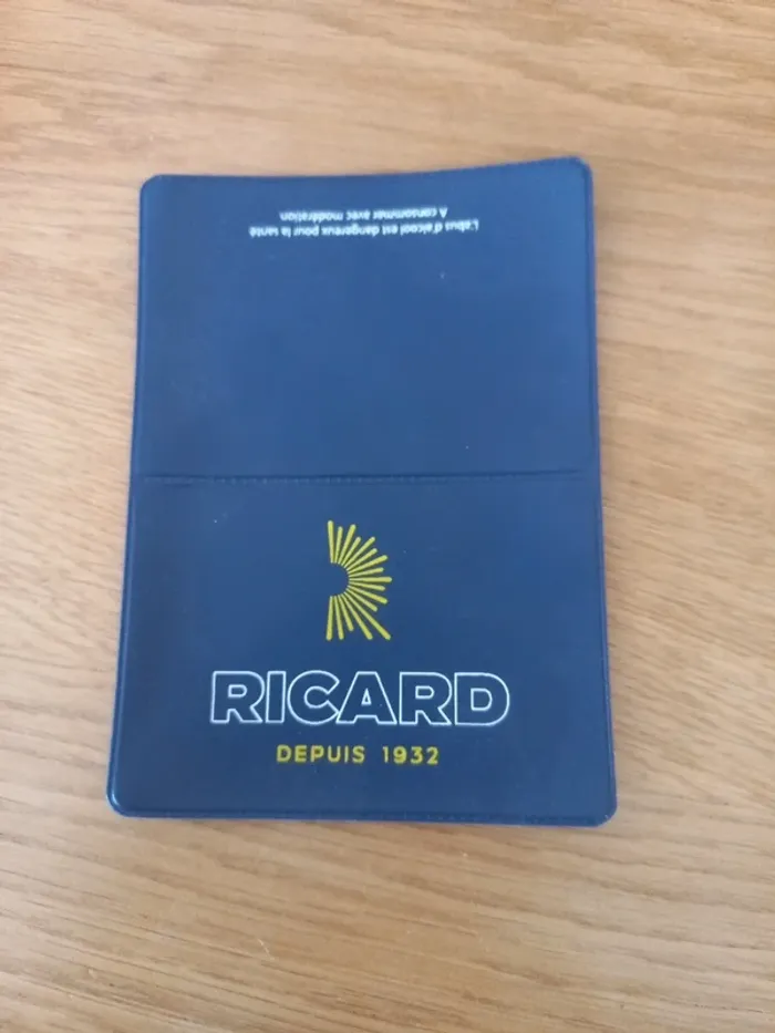 Un porte cartes ricard