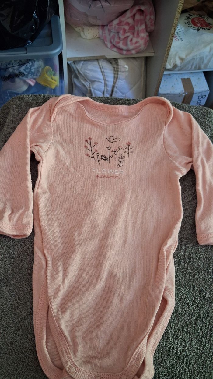 Lot bodys 12 mois - photo numéro 2