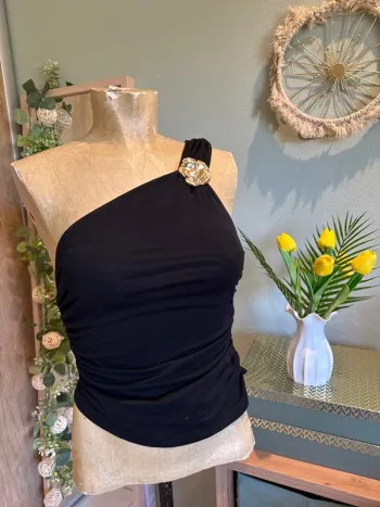 Joli haut épaule dénudée avec. Fleur dorée femme