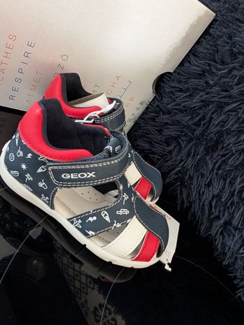 Sandales d'été garçon. Idéal premier pas. Semelle intérieure en cuir. Taille 22. Neuf. Geox