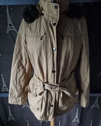 Manteau beige avec capuche fausse fourrure taille 38
