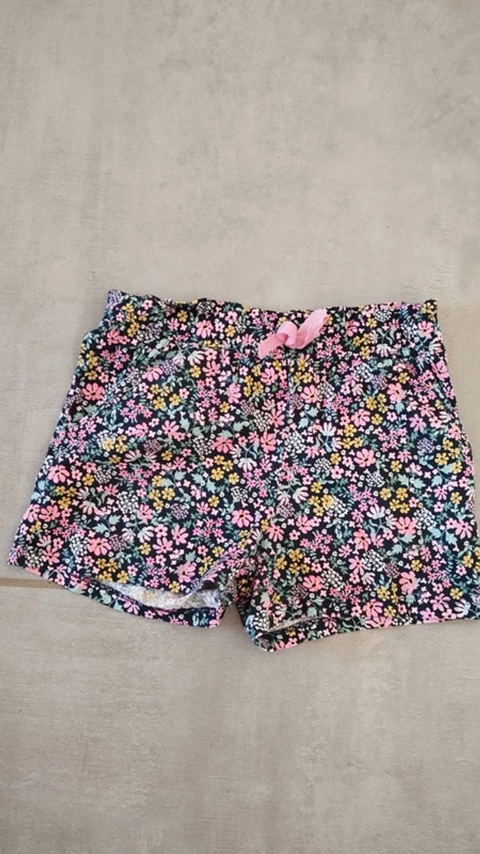 Short fleuris h&m taille 6/8 ans fille - photo numéro 2