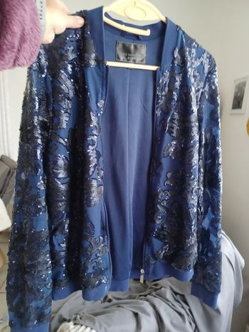 Veste BPC sélection à sequins coloris bleu taille 40 en très bon état.