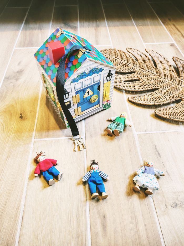 🏠Maison multi activités sonore avec serrures/verrous en bois et poupées marque Melissa & Doug