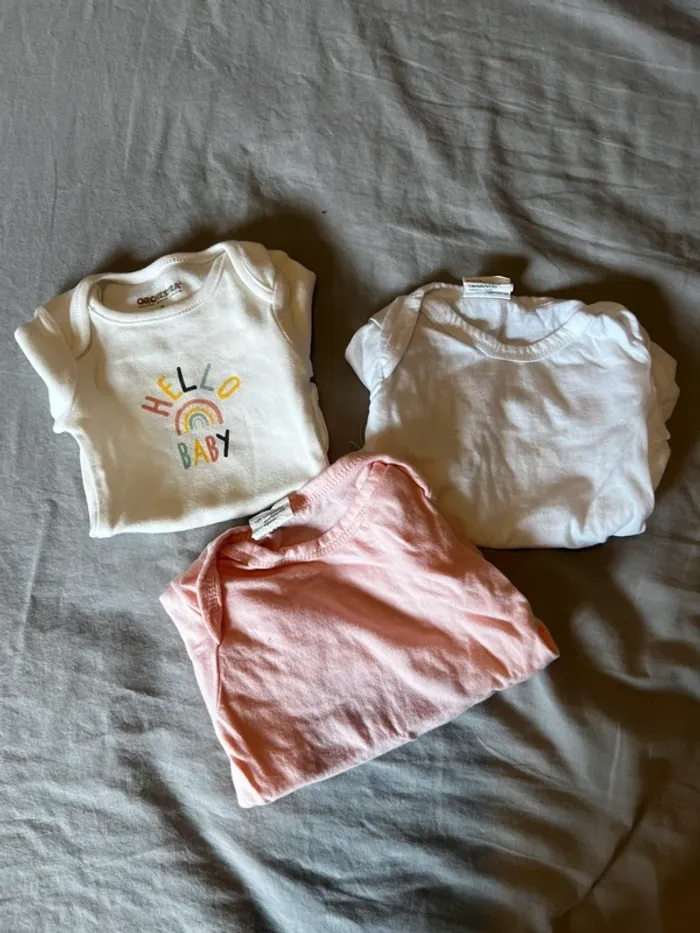 đ Lot 3 bodies manches courtes 1M â Blanc, Rose & Arc-en-ciel