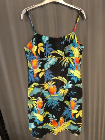 339789 robe à bretelles noires motif perroquet