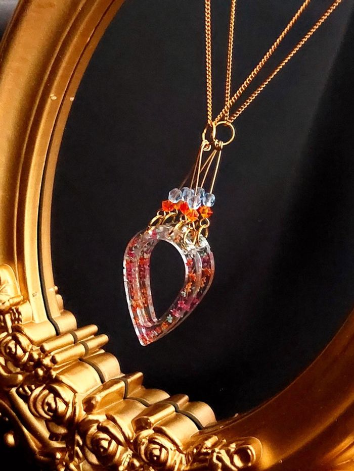 Magnifique collier pendentif en résine avec chaîne dorée - photo numéro 9