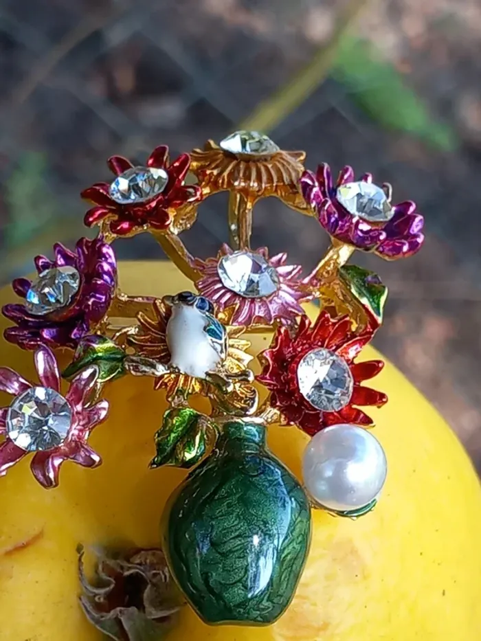 Broche en norme de vase avec son bouquet de fleur multicolore, très belle pour annoncer le printemps - photo numéro 3