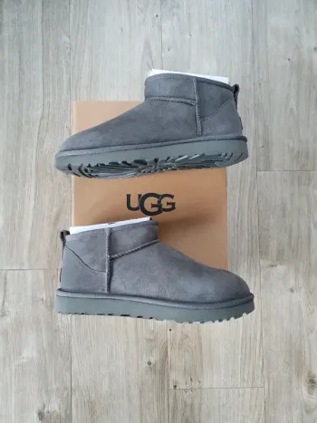 Ugg Classic Ultra Mini Bottes Gris taille 40