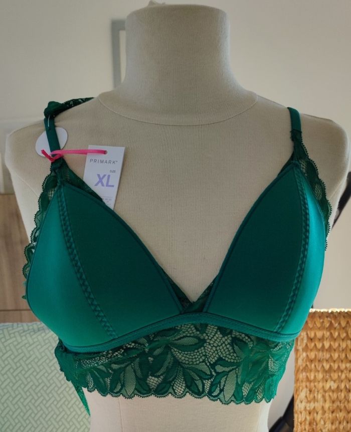 Soutien-gorge et tanga couleur vert taille XL 46/48 marque Primark. Lingerie pour femme