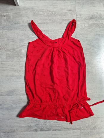 Top débardeur rouge avec cœurs étiquette étoiles Stradivarius taille S mais taille petit