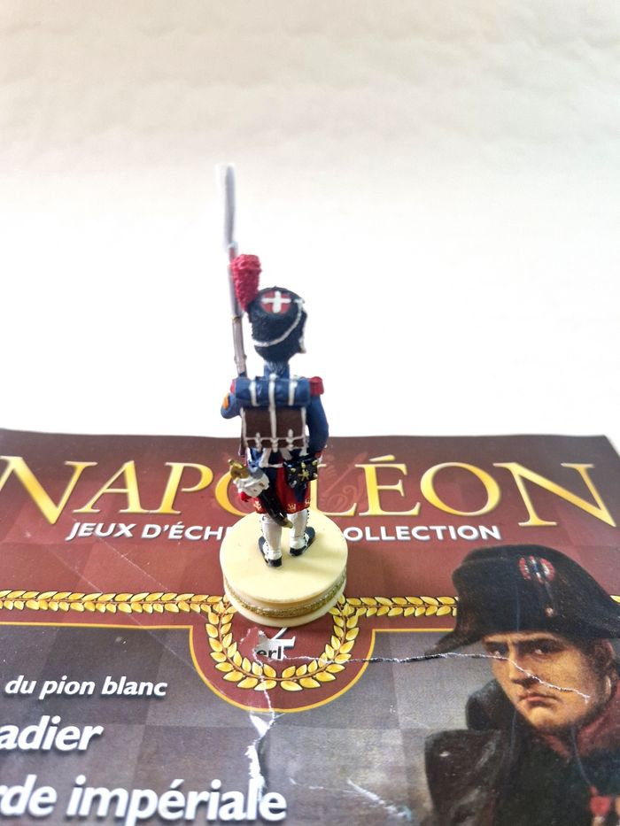 Figurine  , Napoléon , jeux d'échec de collection  , numéro 2 , le  grenadier de la garde Imperial - photo numéro 2