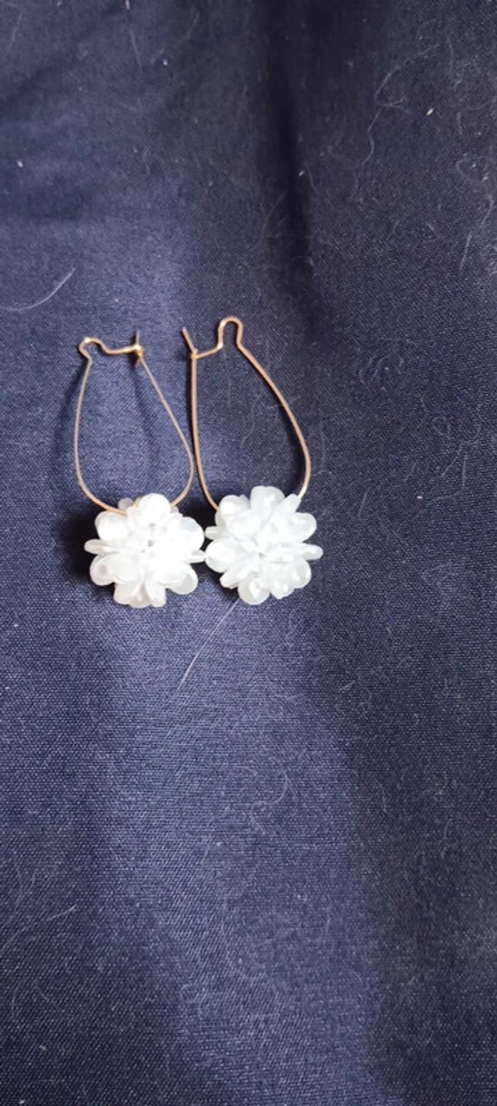 Boucle d'oreille pendant fleur