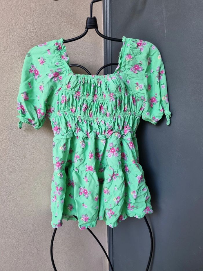 Robe verte à fleurs roses