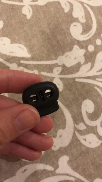 Bouton serré cordon noir